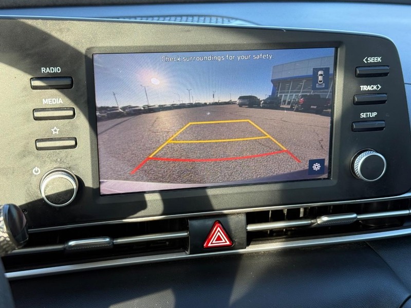 Hyundai Elantra Vehicle Full-screen Gallery Image 16