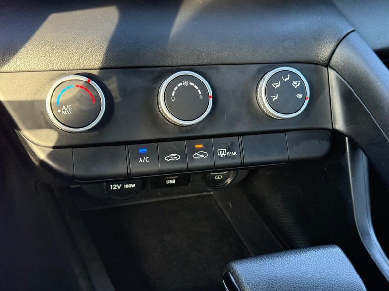 Hyundai Elantra Vehicle Full-screen Gallery Image 17