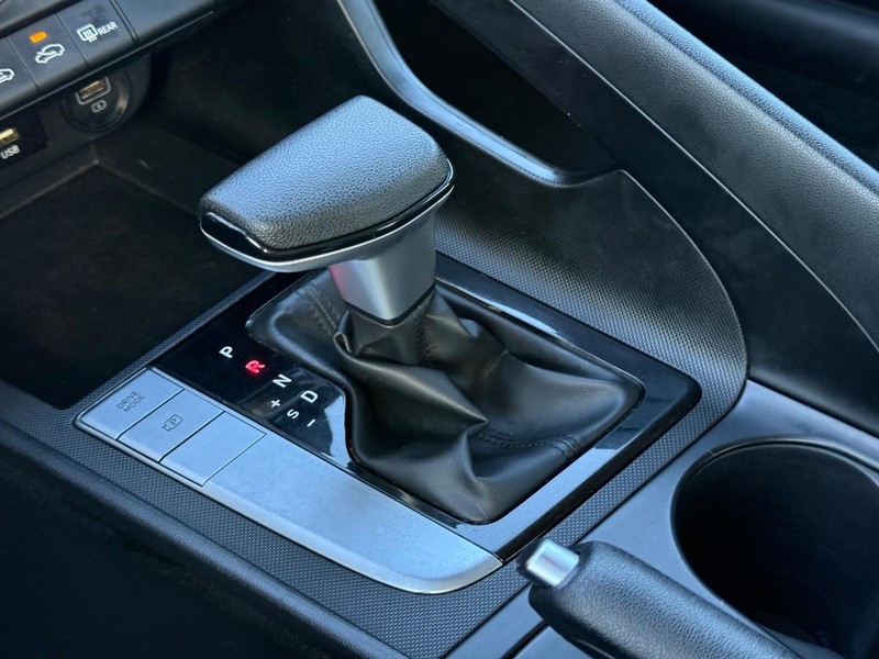 Hyundai Elantra Vehicle Full-screen Gallery Image 18