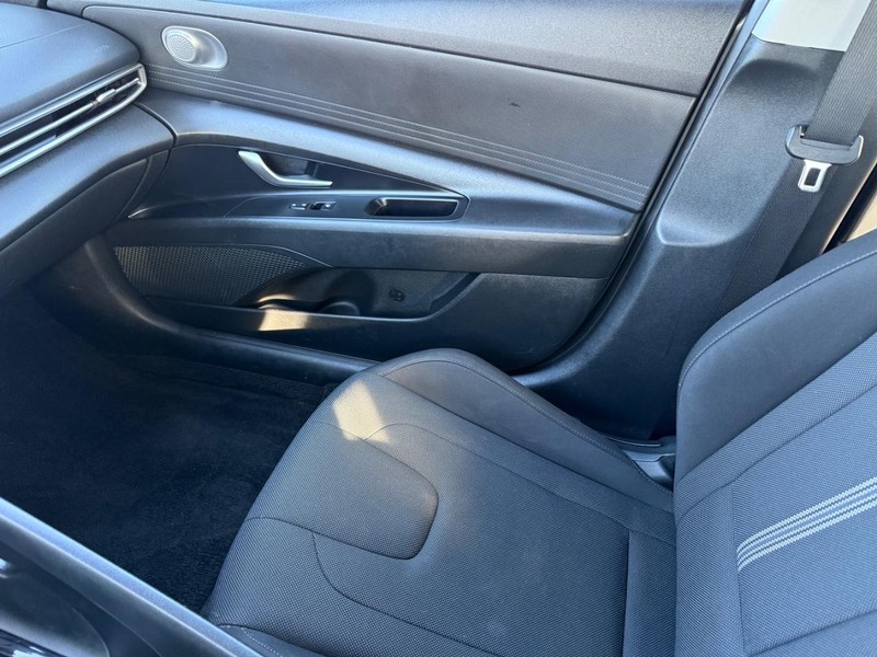 Hyundai Elantra Vehicle Full-screen Gallery Image 19