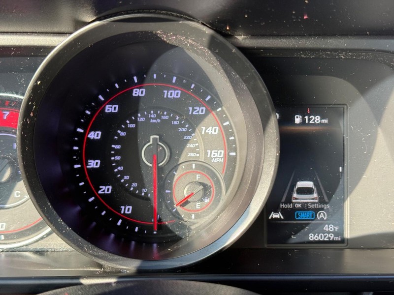 Hyundai Elantra Vehicle Full-screen Gallery Image 20