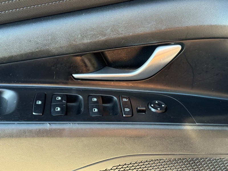 Hyundai Elantra Vehicle Full-screen Gallery Image 22