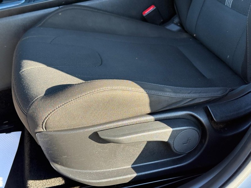 Hyundai Elantra Vehicle Full-screen Gallery Image 23