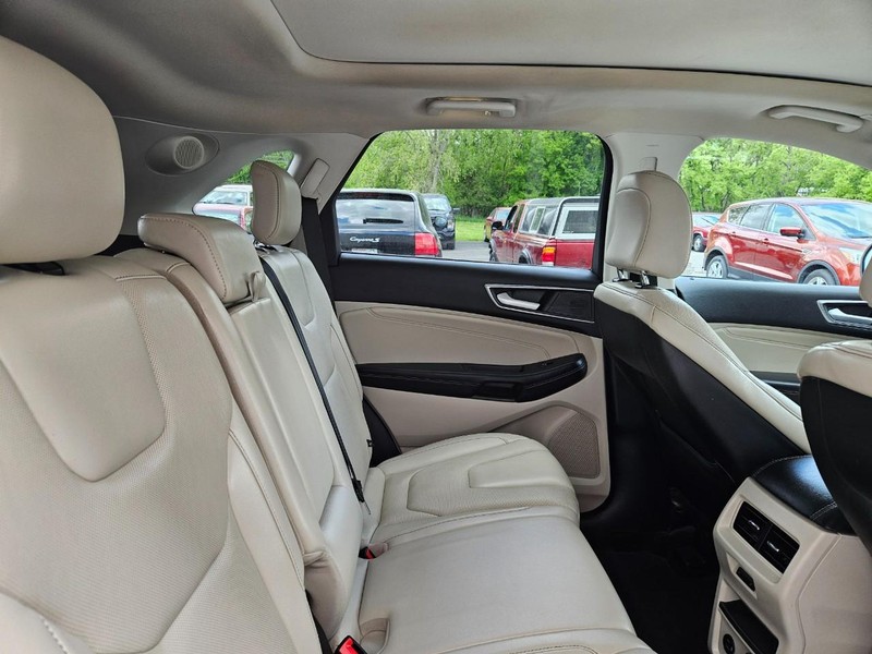 Ford Edge Vehicle Full-screen Gallery Image 9