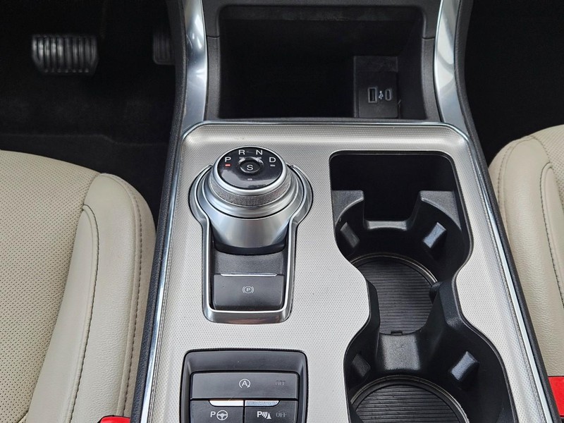 Ford Edge Vehicle Full-screen Gallery Image 12