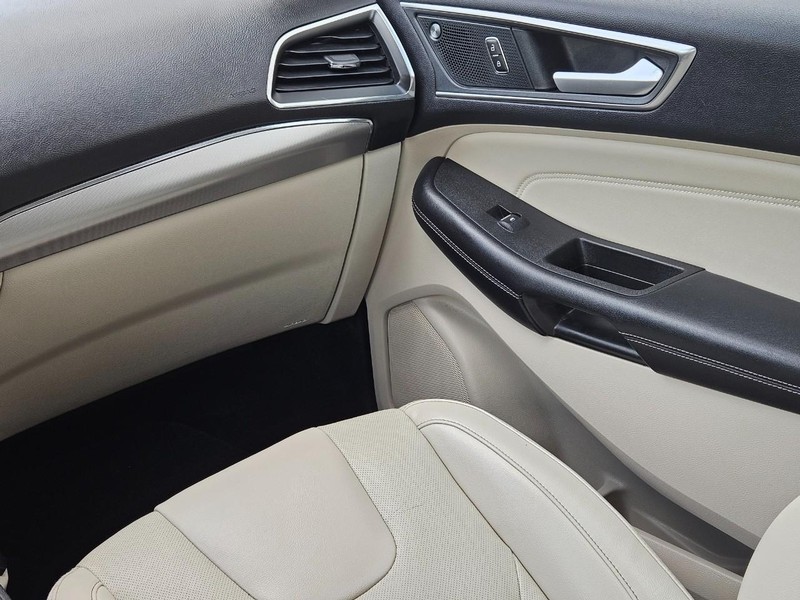 Ford Edge Vehicle Full-screen Gallery Image 14