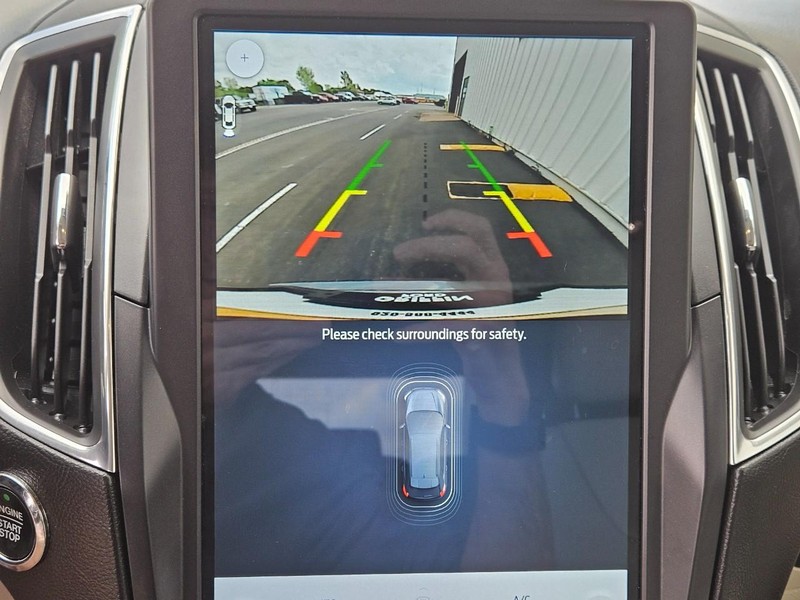 Ford Edge Vehicle Full-screen Gallery Image 19