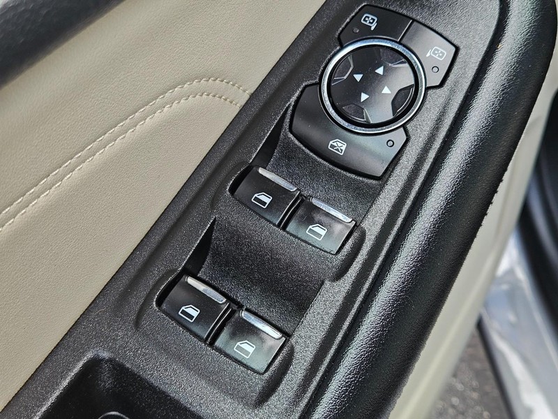 Ford Edge Vehicle Full-screen Gallery Image 21