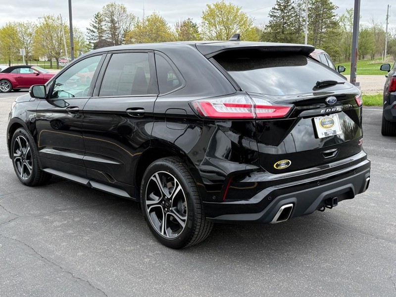 Ford Edge Vehicle Full-screen Gallery Image 3