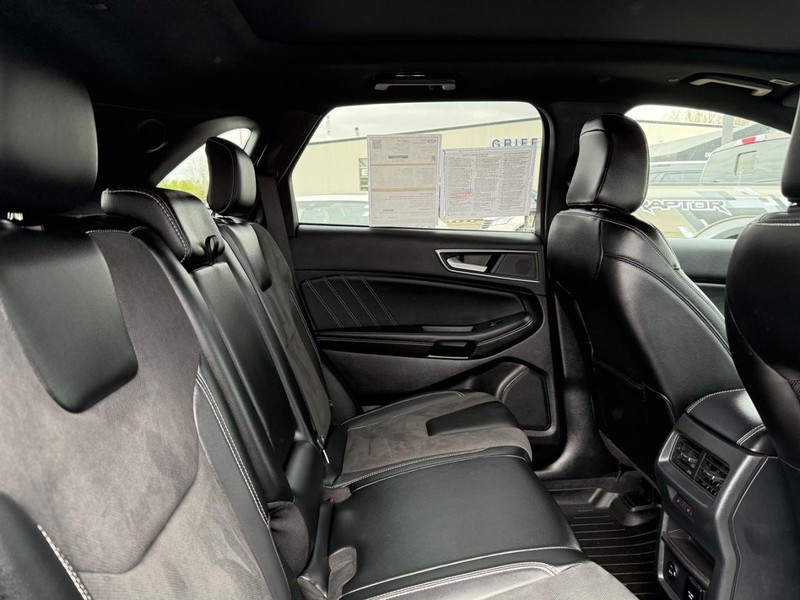 Ford Edge Vehicle Full-screen Gallery Image 8