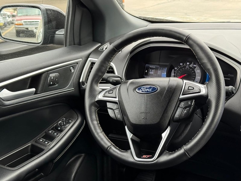 Ford Edge Vehicle Full-screen Gallery Image 12