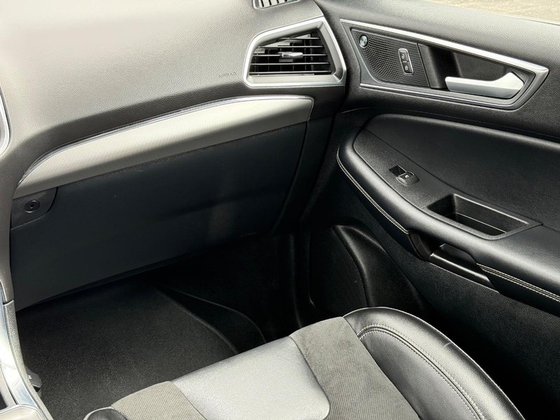 Ford Edge Vehicle Full-screen Gallery Image 13