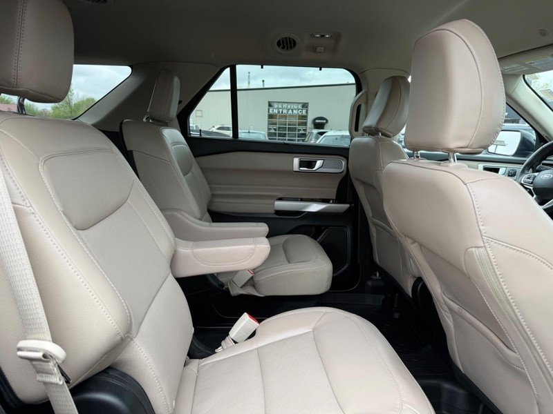 Ford Explorer Vehicle Full-screen Gallery Image 9