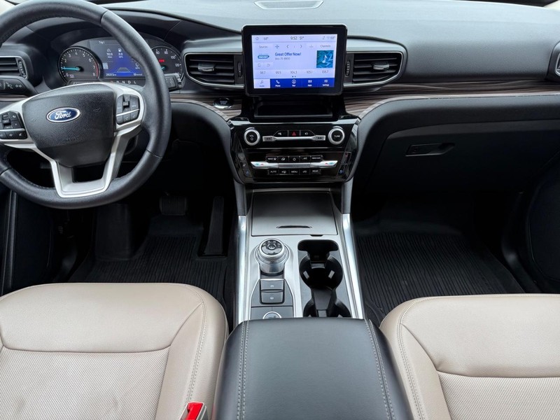 Ford Explorer Vehicle Full-screen Gallery Image 10