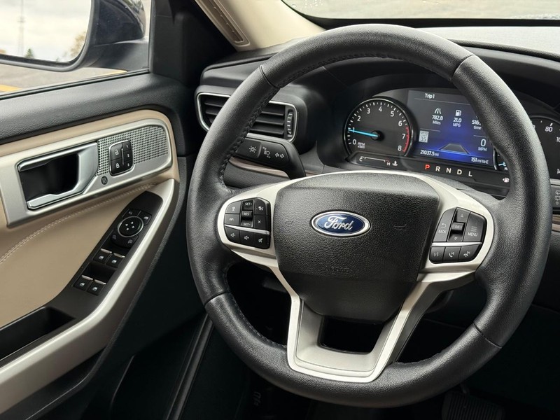 Ford Explorer Vehicle Full-screen Gallery Image 13