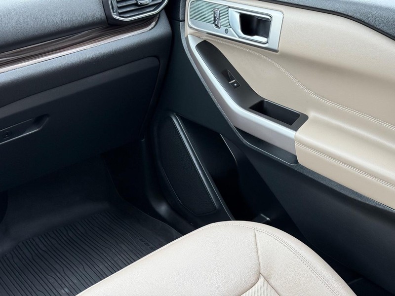 Ford Explorer Vehicle Full-screen Gallery Image 14
