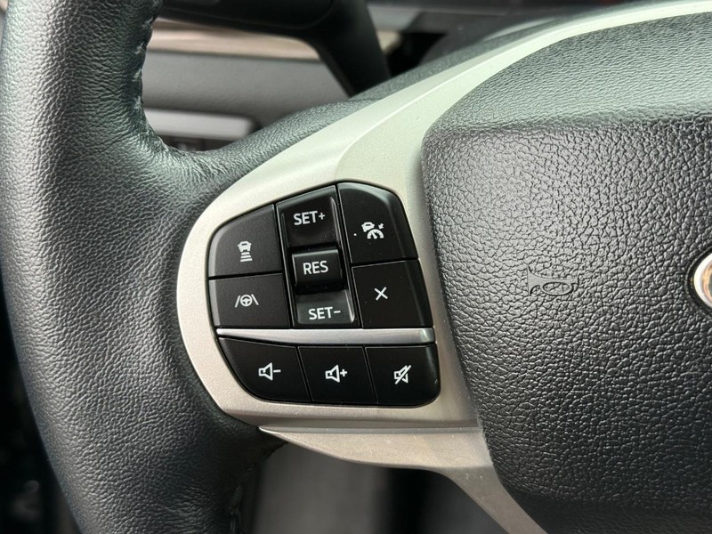 Ford Explorer Vehicle Full-screen Gallery Image 16