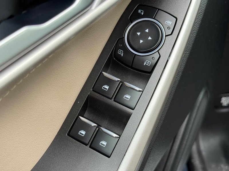 Ford Explorer Vehicle Full-screen Gallery Image 21