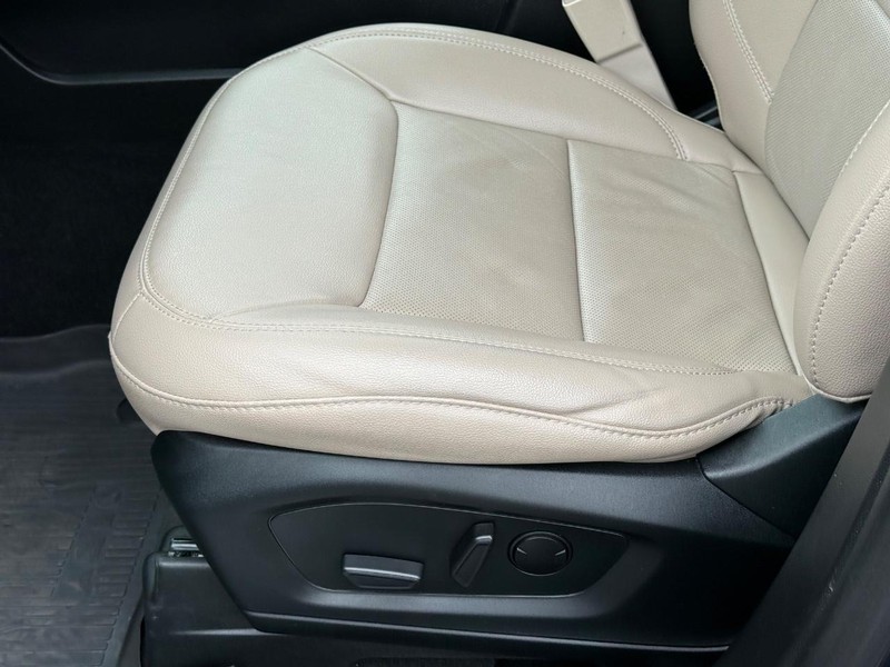 Ford Explorer Vehicle Full-screen Gallery Image 22