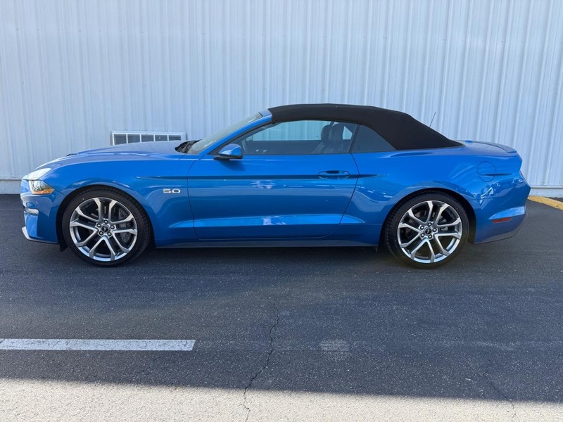 Ford Mustang Vehicle Full-screen Gallery Image 2