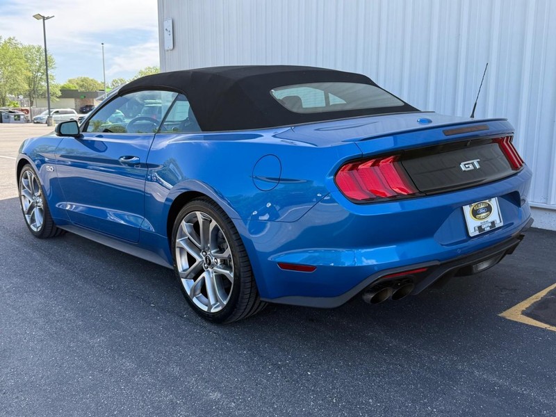 Ford Mustang Vehicle Full-screen Gallery Image 3