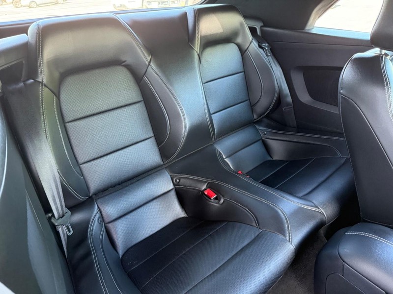 Ford Mustang Vehicle Full-screen Gallery Image 8