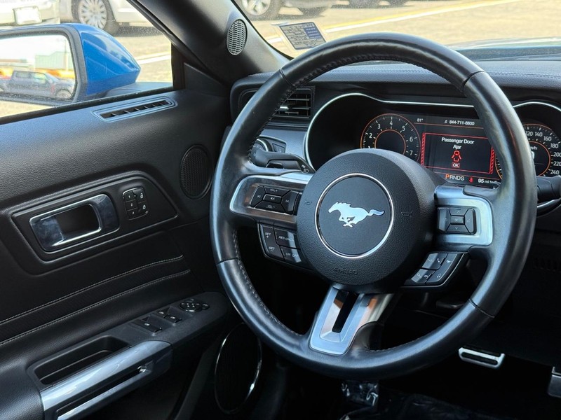 Ford Mustang Vehicle Full-screen Gallery Image 12