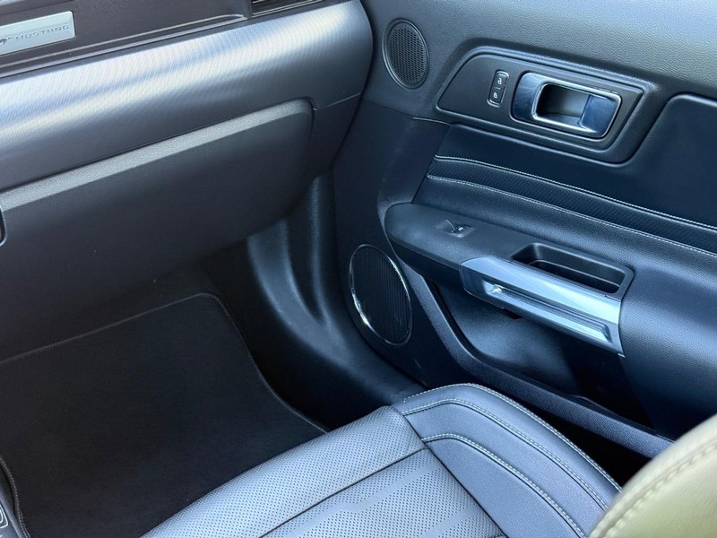 Ford Mustang Vehicle Full-screen Gallery Image 13
