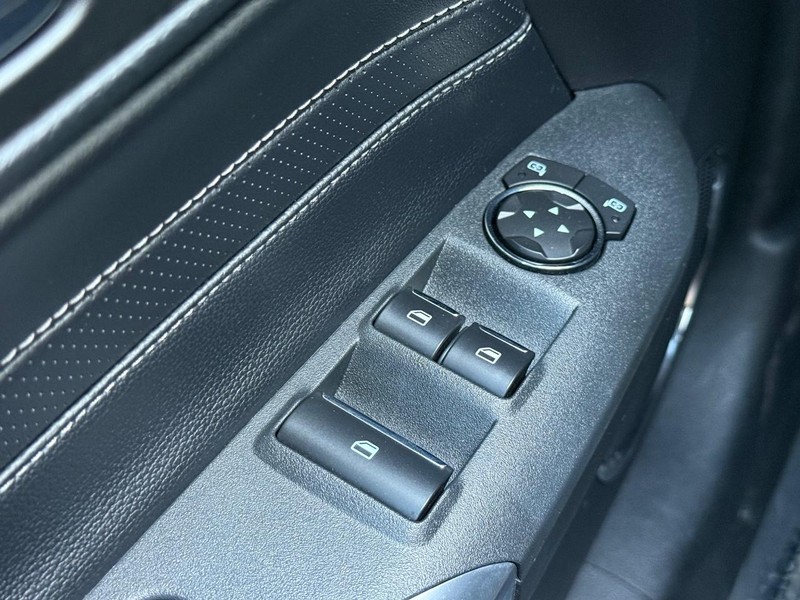 Ford Mustang Vehicle Full-screen Gallery Image 20