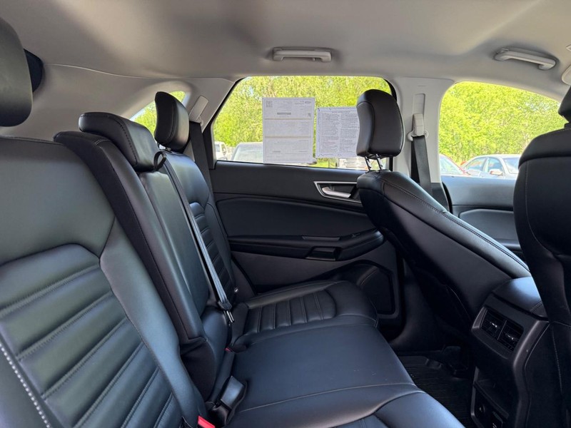 Ford Edge Vehicle Full-screen Gallery Image 9