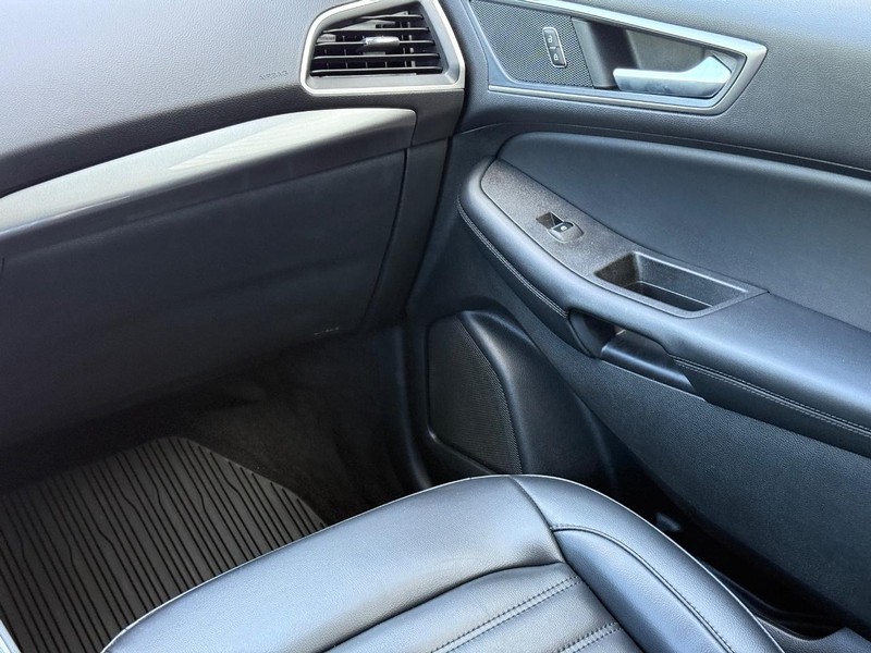 Ford Edge Vehicle Full-screen Gallery Image 14