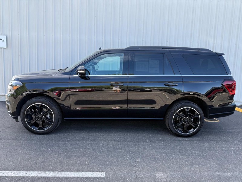Ford Expedition Vehicle Full-screen Gallery Image 2