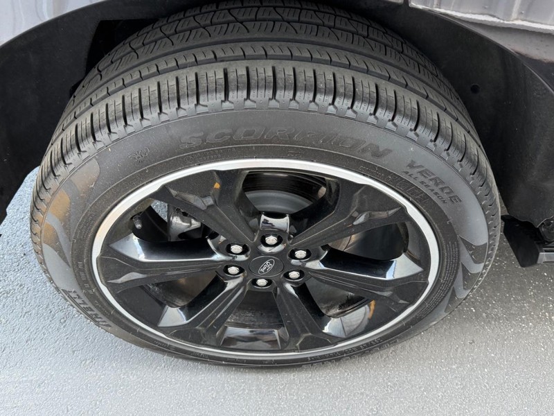 Ford Expedition Vehicle Full-screen Gallery Image 7