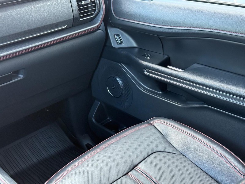 Ford Expedition Vehicle Full-screen Gallery Image 15