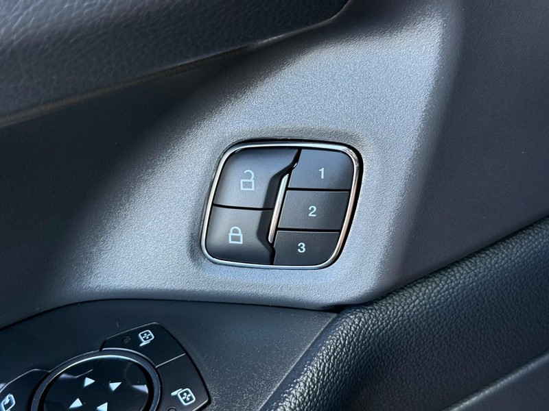 Ford Expedition Vehicle Full-screen Gallery Image 16