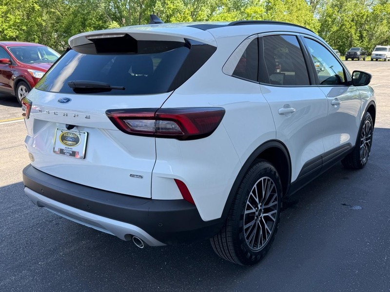 Ford Escape Vehicle Full-screen Gallery Image 6