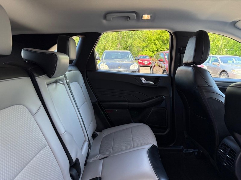 Ford Escape Vehicle Full-screen Gallery Image 10