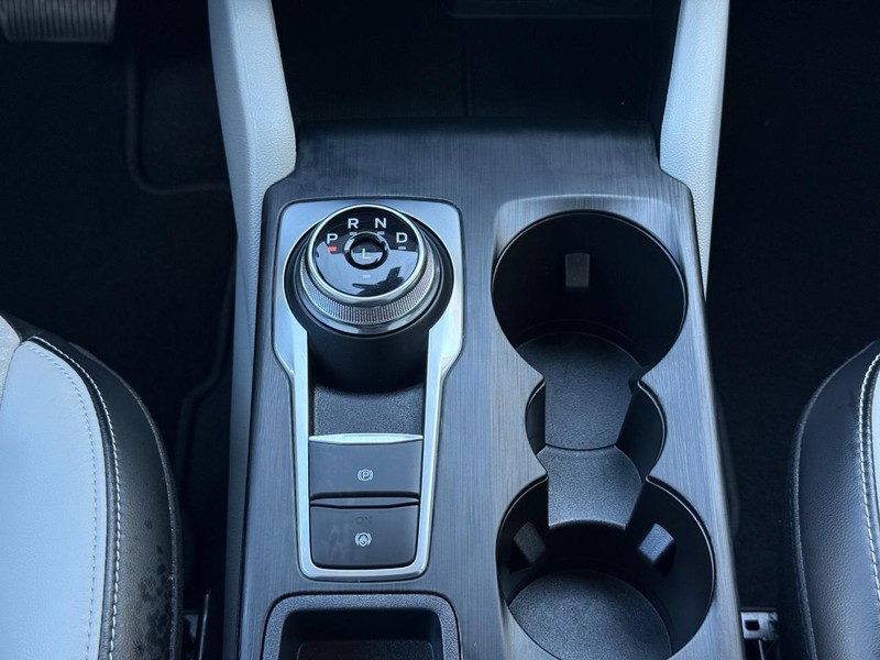 Ford Escape Vehicle Full-screen Gallery Image 13