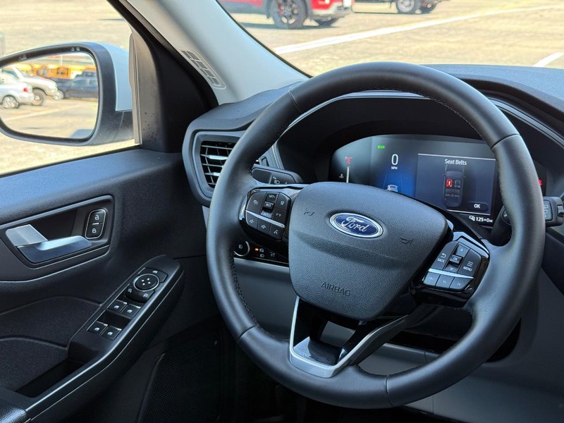 Ford Escape Vehicle Full-screen Gallery Image 14