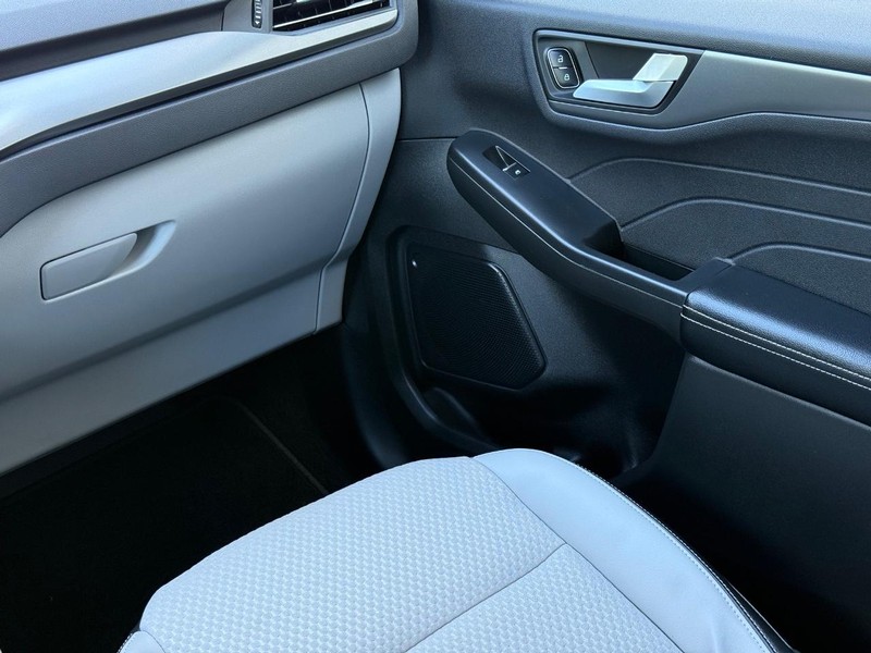 Ford Escape Vehicle Full-screen Gallery Image 15