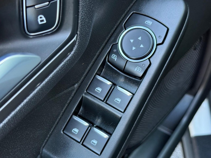 Ford Escape Vehicle Full-screen Gallery Image 21