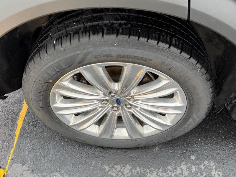 Ford Explorer Vehicle Full-screen Gallery Image 7
