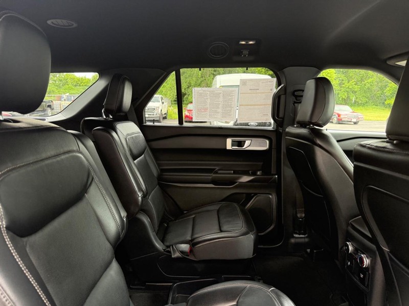 Ford Explorer Vehicle Full-screen Gallery Image 9