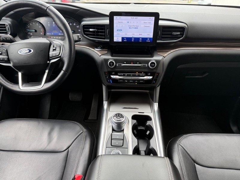 Ford Explorer Vehicle Full-screen Gallery Image 11