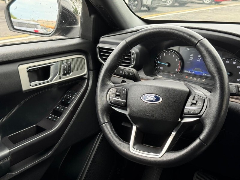 Ford Explorer Vehicle Full-screen Gallery Image 14