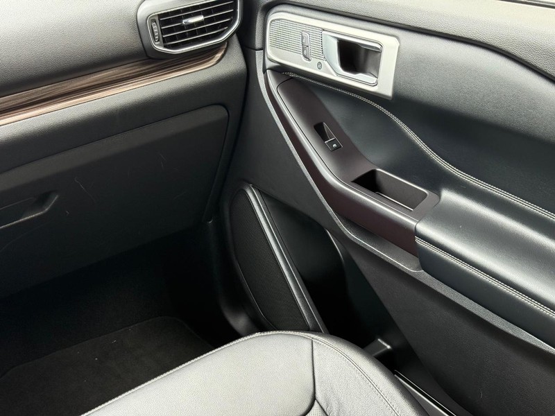 Ford Explorer Vehicle Full-screen Gallery Image 15