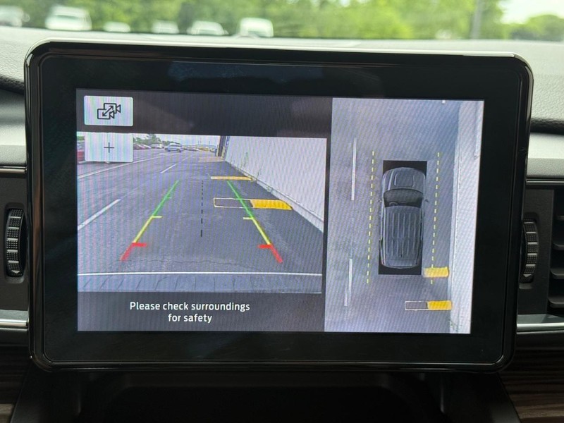 Ford Explorer Vehicle Full-screen Gallery Image 19
