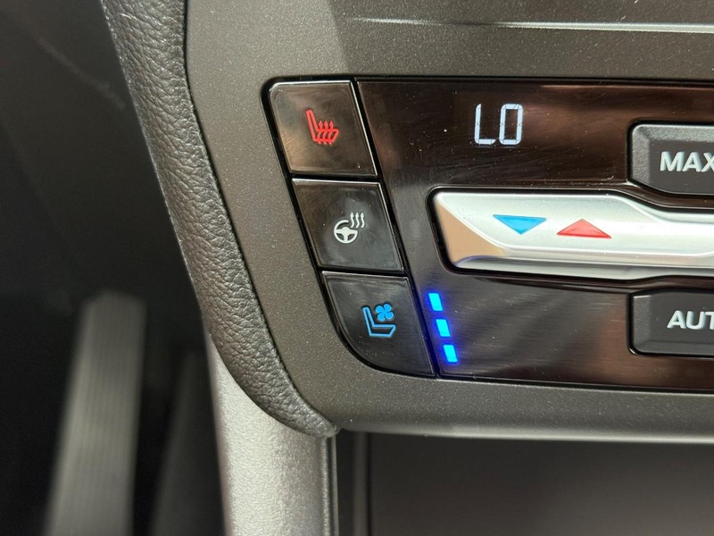 Ford Explorer Vehicle Full-screen Gallery Image 21