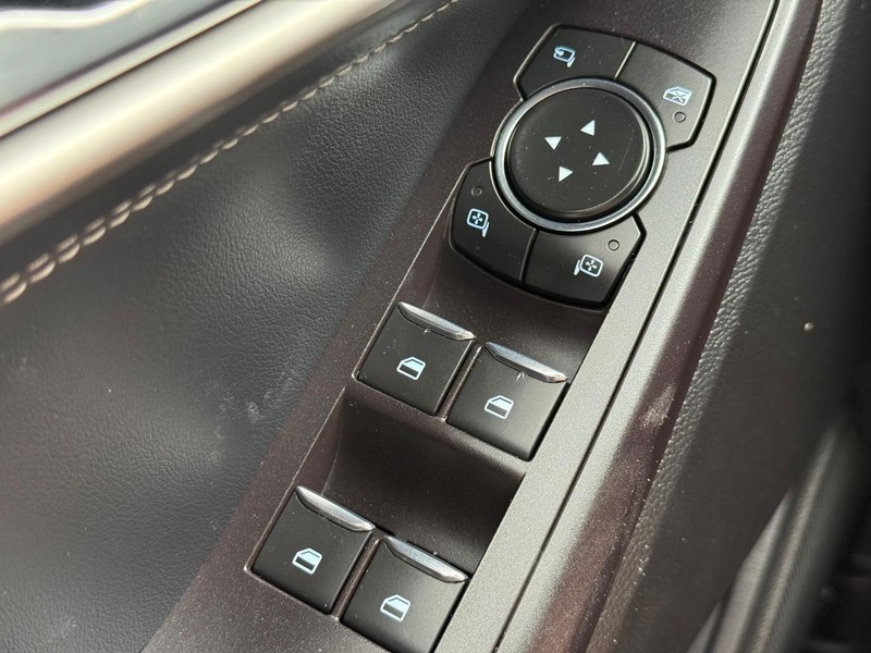 Ford Explorer Vehicle Full-screen Gallery Image 22