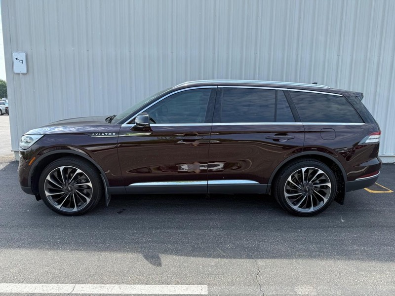 Lincoln Aviator Vehicle Full-screen Gallery Image 2